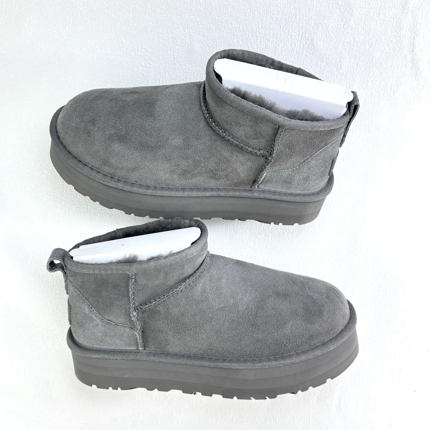 Self-pickup 💰440 Zhou Dongyu mini three-centimeter series snow boots/maroon gray black antelope brown carefully selected Longfeng sheep fur, fine texture, skin-friendly and breathable. The shoe collar is designed with simple tailoring. Easy to put on and take off. Fashionable personality. Comfortable Treadlite by ugg light wing EVA outsole. Comfortable cushioning. Size: 35 36 37 38 39 40